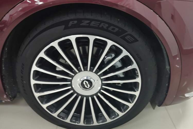 Used Hima AITO M8 2025 Extended-Range Ultra Version 53.4 kWh 5-Seater Edition Right Front Wheel Hub