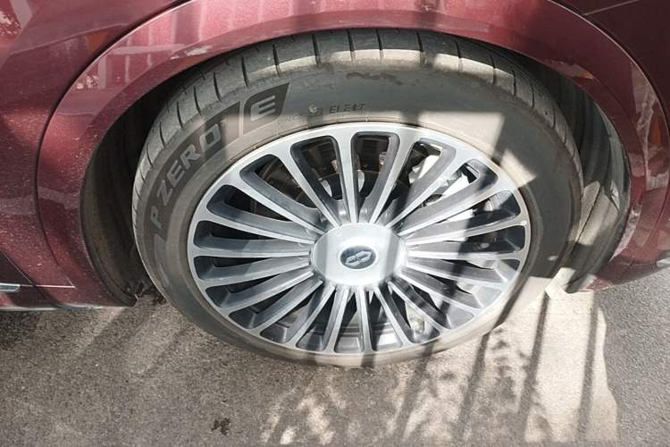 Used Hima AITO M8 2025 Extended-Range Ultra Version 53.4 kWh 5-Seater Edition Right Front Wheel Hub