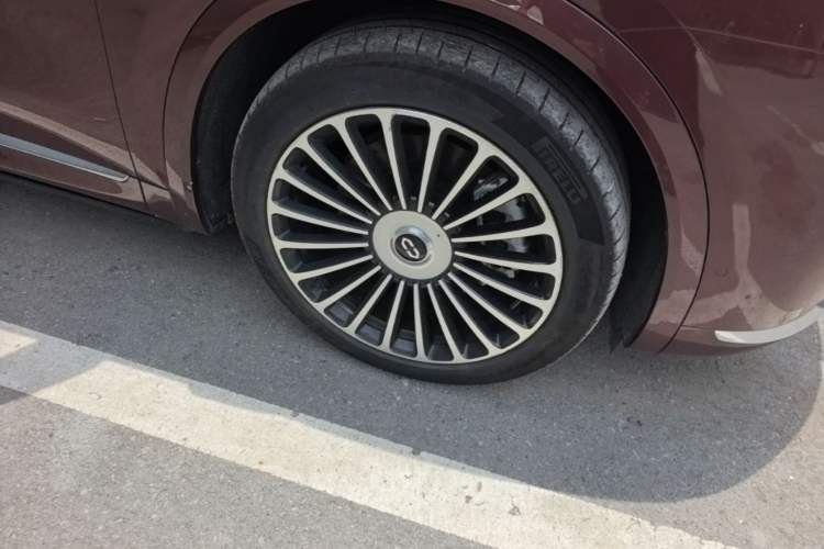 Used Hima AITO M8 2025 Extended-Range Max+ Version 53.4 kWh 5-Seater Edition Right Front Wheel Hub