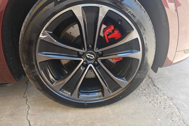Used Hima AITO M8 2025 Extended-Range Max+ Version 53.4 kWh 6-Seater Edition Right Front Wheel Hub