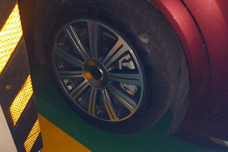 Used Hima AITO M8 2025 Extended-Range Max+ Version 53.4 kWh 6-Seater Edition Right Front Wheel Hub