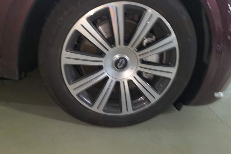 Used Hima AITO M8 2025 Model, Pure Electric Max+ Six-Seat Long-Range Version Right Front Wheel Hub