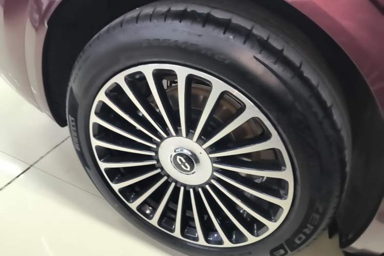 Used Hima AITO M8 2025 Extended-Range Ultra Version 53.4 kWh 5-Seater Edition Right Rear Wheel Hub