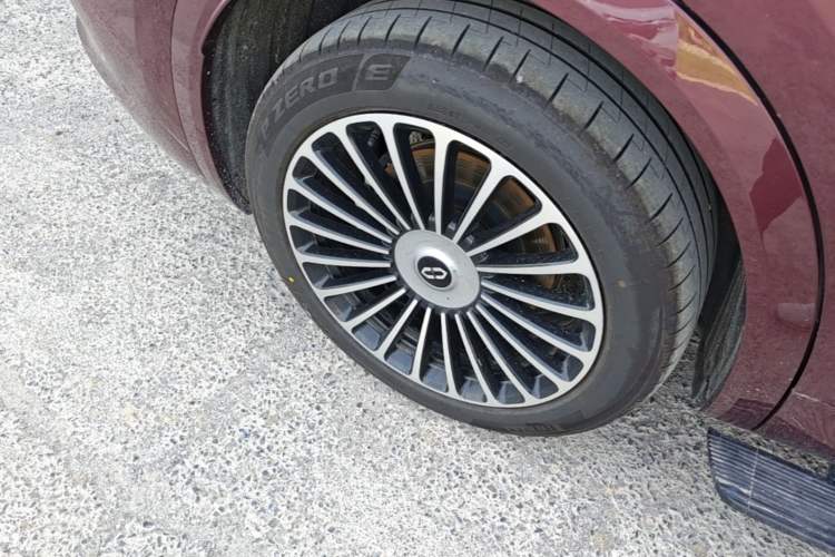 Used Hima AITO M8 2025 Extended-Range Ultra Version 53.4 kWh 5-Seater Edition Right Rear Wheel Hub
