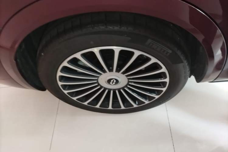 Used Hima AITO M8 2025 Extended-Range Ultra Version 53.4 kWh 5-Seater Edition Right Rear Wheel Hub