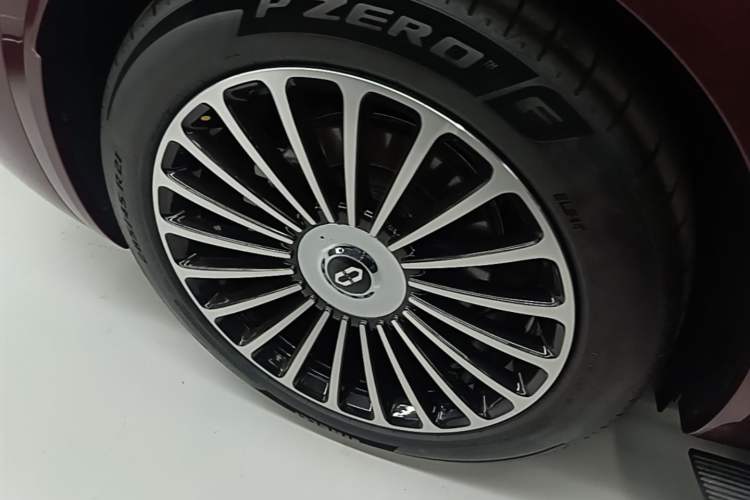 Used Hima AITO M8 2025 Extended-Range Ultra Version 53.4 kWh 5-Seater Edition Right Rear Wheel Hub