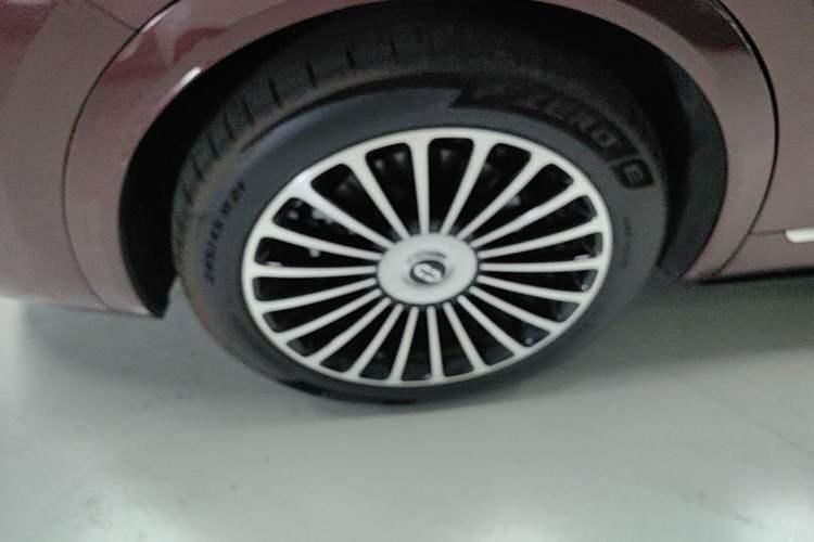 Used Hima AITO M8 2025 Extended-Range Ultra Version 53.4 kWh 5-Seater Edition Right Rear Wheel Hub