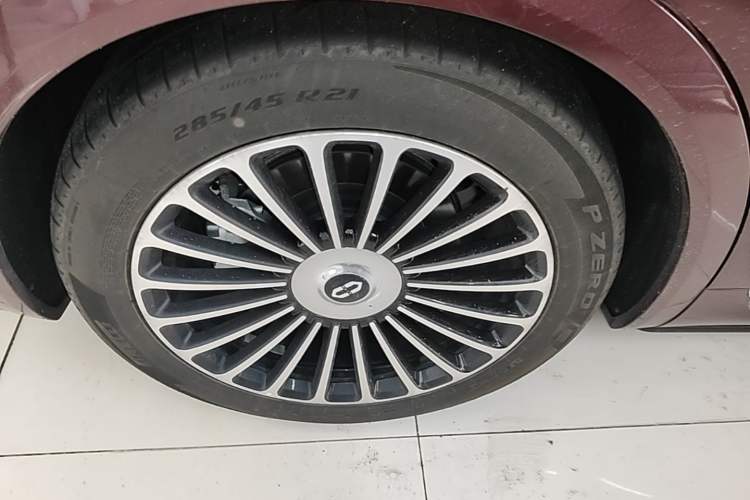 Used Hima AITO M8 2025 Extended-Range Ultra Version 53.4 kWh 5-Seater Edition Right Rear Wheel Hub
