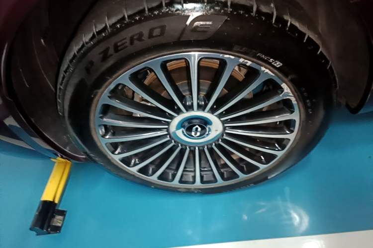 Used Hima AITO M8 2025 Extended-Range Ultra Version 53.4 kWh 5-Seater Edition Right Rear Wheel Hub