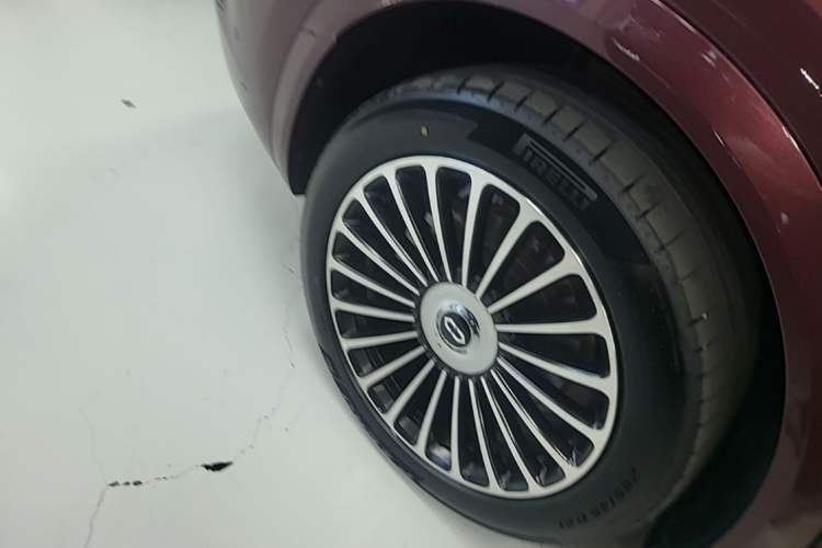Used Hima AITO M8 2025 Extended-Range Ultra Version 53.4 kWh 5-Seater Edition Right Rear Wheel Hub