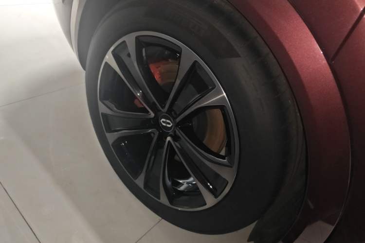 Used Hima AITO M8 2025 Extended-Range Ultra Version 53.4 kWh 6-Seater Edition Right Rear Wheel Hub