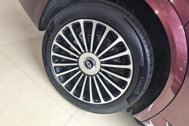 Used Hima AITO M8 2025 Extended-Range Ultra Version 53.4 kWh 5-Seater Edition Right Rear Wheel Hub