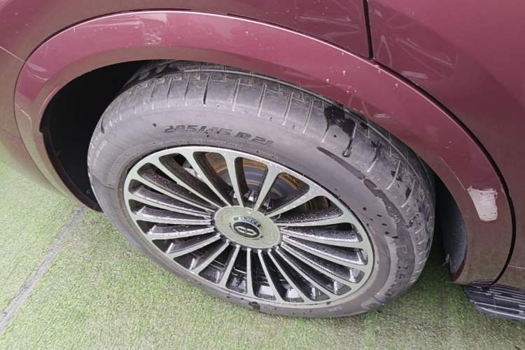 Used Hima AITO M8 2025 Extended-Range Ultra Version 53.4 kWh 5-Seater Edition Right Rear Wheel Hub