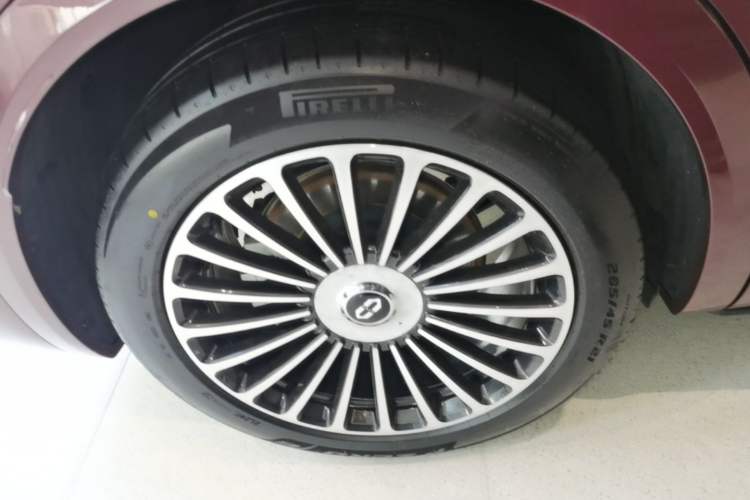 Used Hima AITO M8 2025 Extended-Range Ultra Version 53.4 kWh 5-Seater Edition Right Rear Wheel Hub