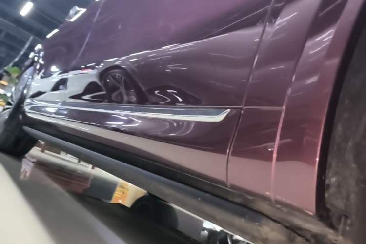 Used Hima AITO M8 2025 Extended-Range Ultra Version 53.4 kWh 5-Seater Edition Right Side Sill