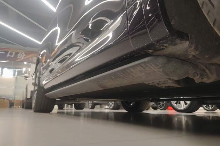 Used Hima AITO M8 2025 Model Pure Electric Max+ Five-Seat Long-Range Version Right Side Sill