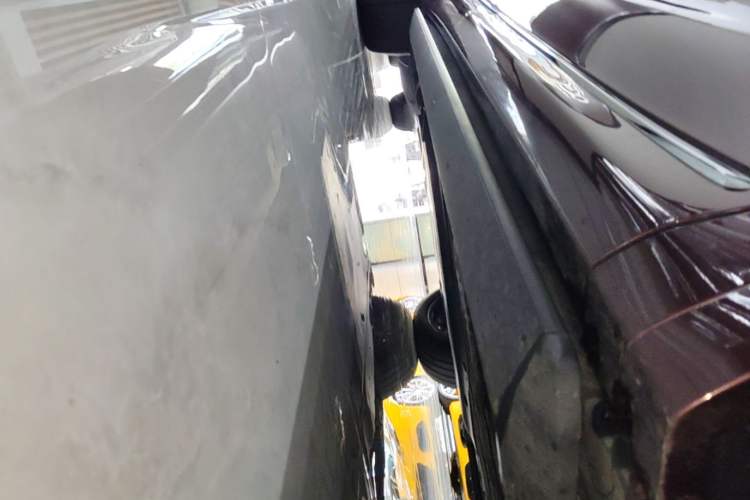 Used Hima AITO M8 2025 Extended-Range Ultra Version 53.4 kWh 5-Seater Edition Right Side Sill