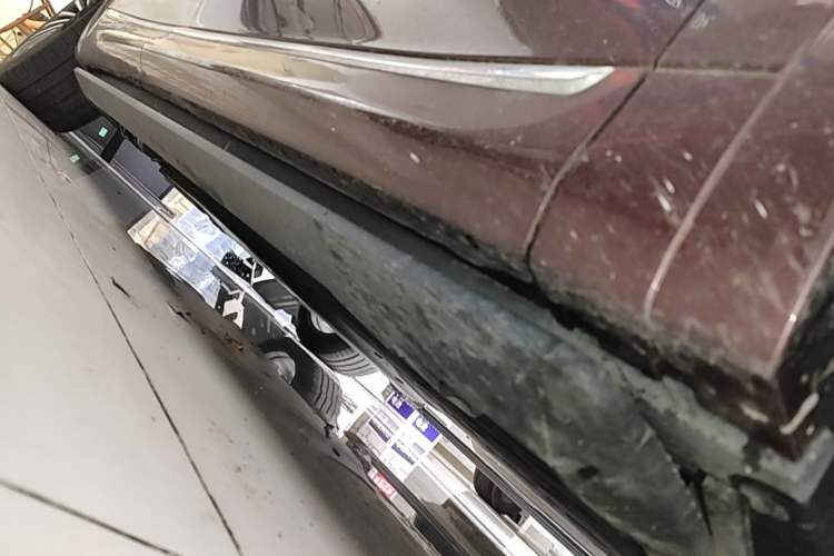 Used Hima AITO M8 2025 Extended-Range Ultra Version 53.4 kWh 5-Seater Edition Right Side Sill