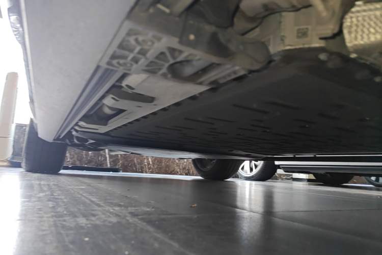 Used Hima AITO M8 2025 Extended-Range Ultra Version 53.4 kWh 5-Seater Edition Right Side Sill
