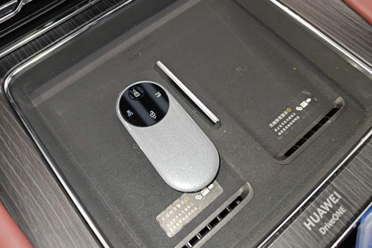 Used Hima AITO M8 2025 Extended-Range Ultra Version 53.4 kWh 5-Seater Edition Vehicle Key