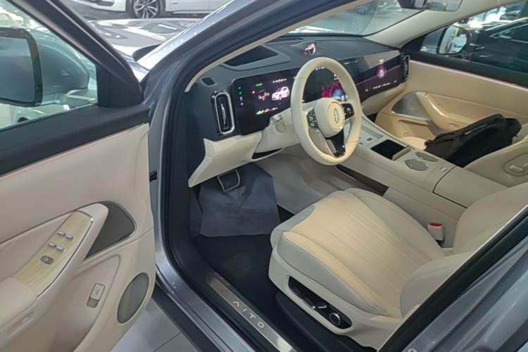 Used Hima AITO M8 2025 Extended-Range Ultra Version 53.4 kWh 6-Seater Edition Driver Seat