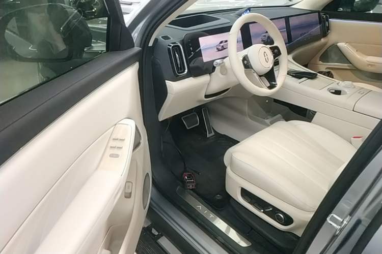 Used Hima AITO M8 2025 Extended-Range Ultra Version 53.4 kWh 6-Seater Edition Driver Seat