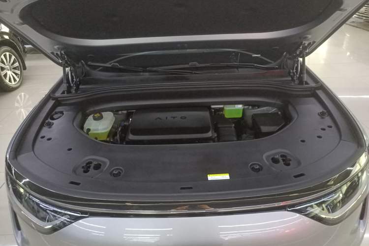Used Hima AITO M8  Engine Bay