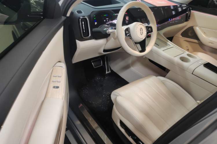 Used Hima AITO M8 2025 Extended-Range Ultra Version 53.4 kWh 5-Seater Edition Interior 3
