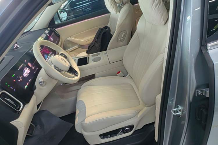 Used Hima AITO M8 2025 Extended-Range Ultra Version 53.4 kWh 6-Seater Edition Left Front Seat