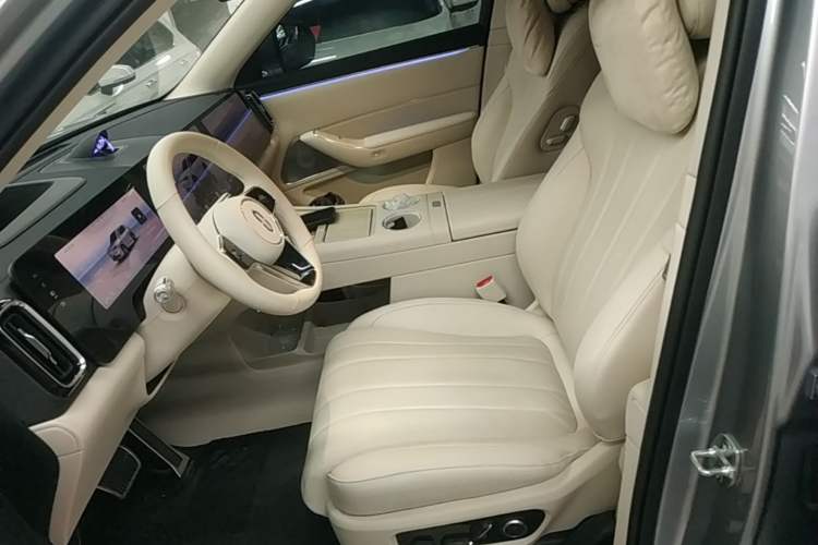 Used Hima AITO M8 2025 Extended-Range Ultra Version 53.4 kWh 6-Seater Edition Left Front Seat