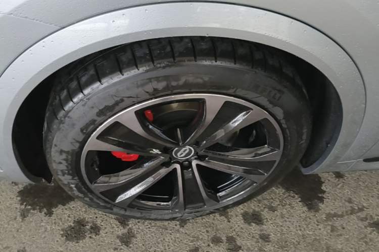 Used Hima AITO M8 2025 Extended-Range Ultra Version 53.4 kWh 5-Seater Edition Left Front Wheel Hub