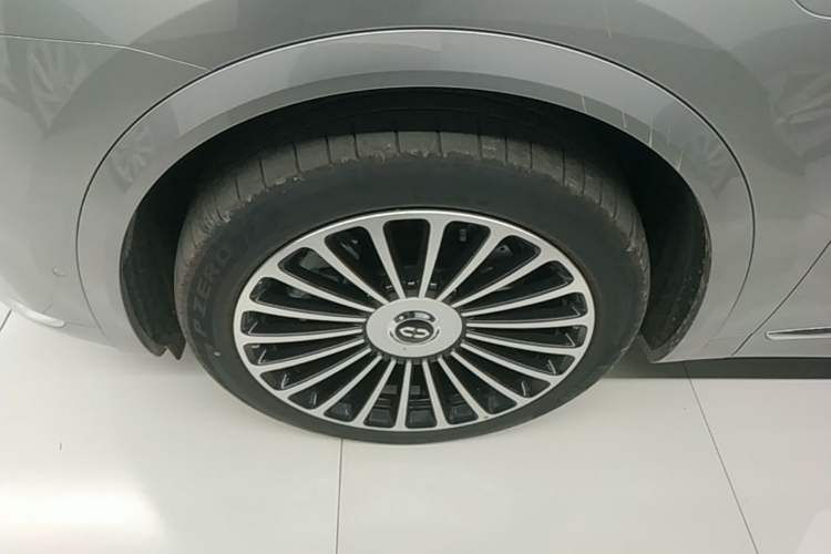 Used Hima AITO M8 2025 Extended-Range Ultra Version 53.4 kWh 6-Seater Edition Left Front Wheel Hub