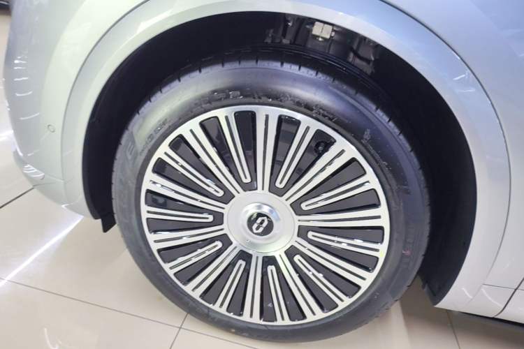 Used Hima AITO M8 2025 Extended-Range Ultra Version 53.4 kWh 5-Seater Edition Left Front Wheel Hub