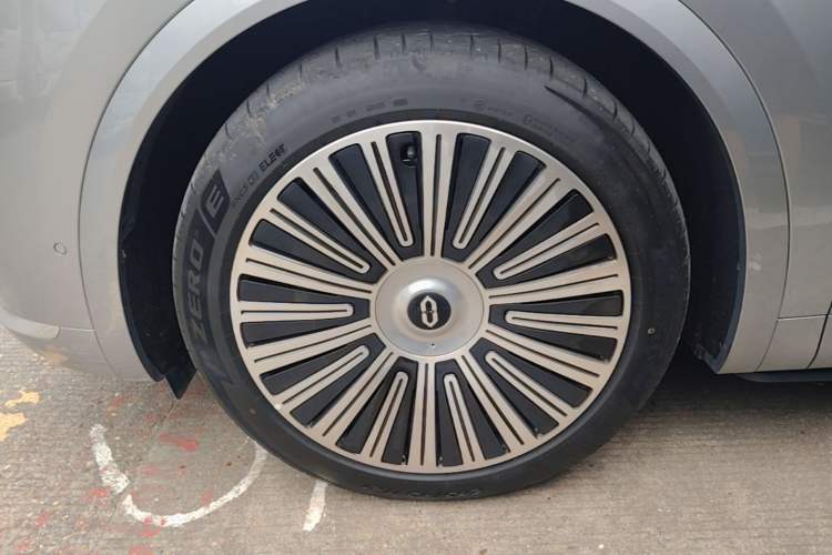 Used Hima AITO M8 2025 Extended-Range Ultra Version 53.4 kWh 6-Seater Edition Left Front Wheel Hub