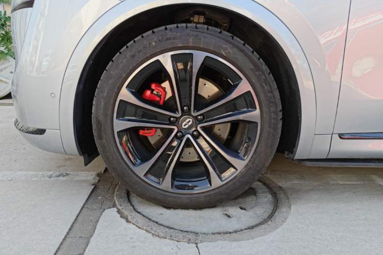 Used Hima AITO M8 2025 Extended-Range Ultra Version 53.4 kWh 5-Seater Edition Left Front Wheel Hub