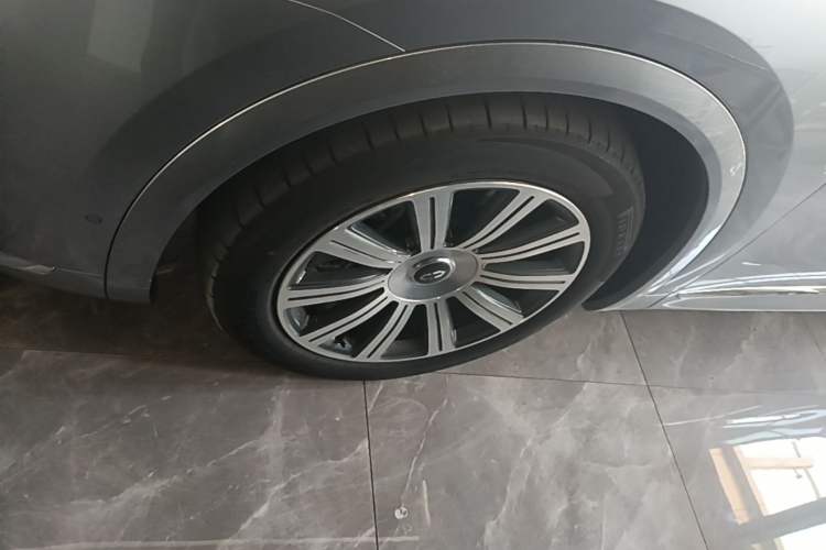 Used Hima AITO M8 2025 Extended-Range Ultra Version 53.4 kWh 5-Seater Edition Left Front Wheel Hub