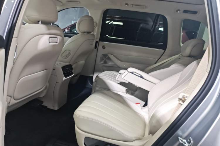 Used Hima AITO M8 2025 Extended-Range Ultra Version 53.4 kWh 6-Seater Edition Left Rear Seat