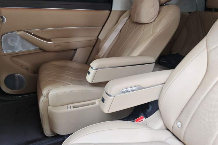Used Hima AITO M8 2025 Extended-Range Max+ Version 53.4 kWh 6-Seater Edition Left Rear Seat