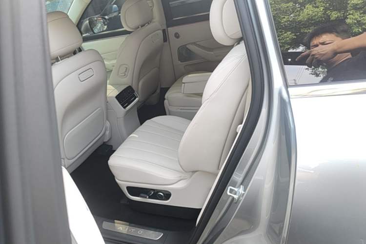 Used Hima AITO M8 2025 Extended-Range Max+ Version 53.4 kWh 6-Seater Edition Left Rear Seat