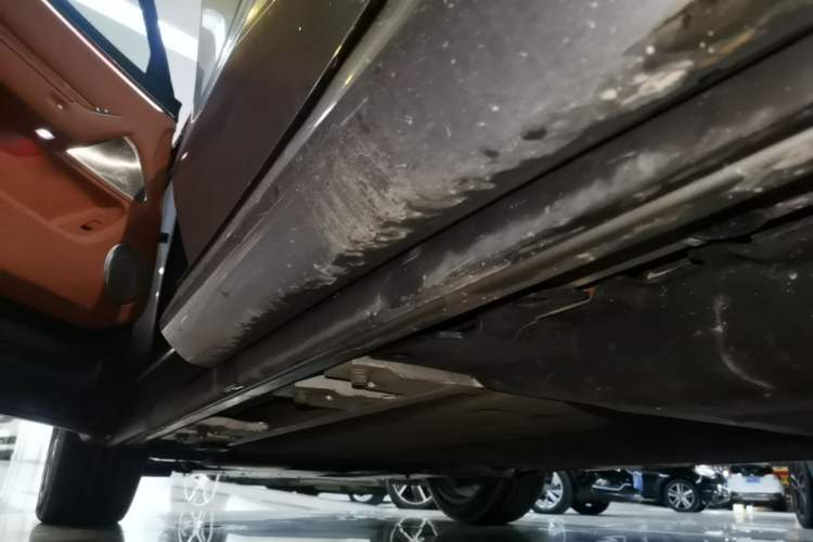 Used Hima AITO M8 2025 Extended-Range Ultra Version 53.4 kWh 5-Seater Edition Left Side Sill