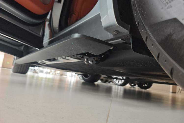 Used Hima AITO M8 2025 Extended-Range Ultra Version 53.4 kWh 5-Seater Edition Left Side Sill