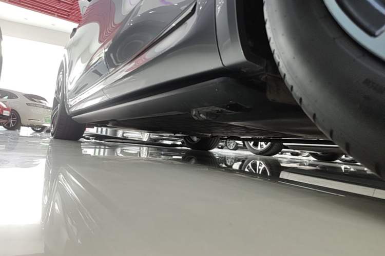 Used Hima AITO M8 2025 Extended-Range Ultra Version 53.4 kWh 5-Seater Edition Left Side Sill