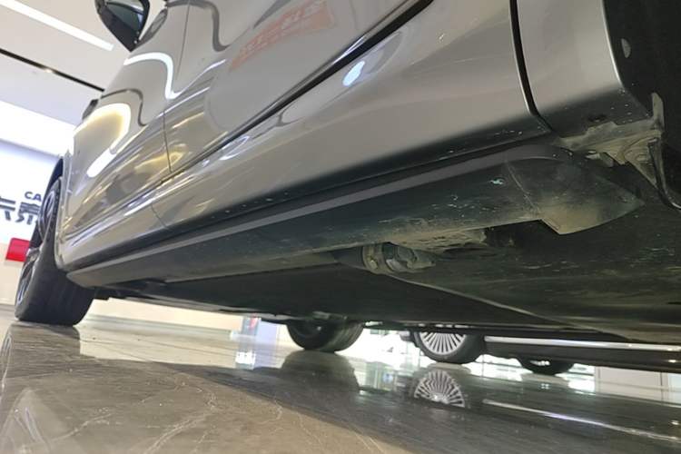 Used Hima AITO M8 2025 Extended-Range Ultra Version 53.4 kWh 5-Seater Edition Left Side Sill