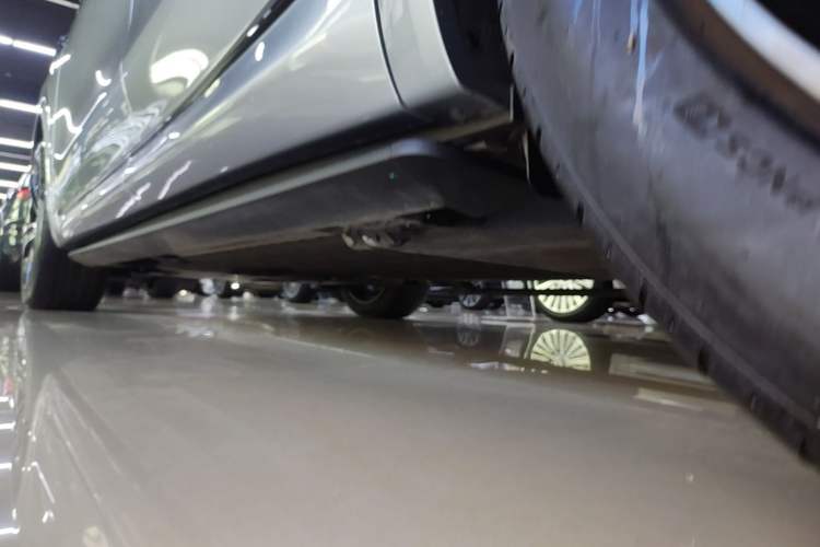 Used Hima AITO M8 2025 Extended-Range Ultra Version 53.4 kWh 5-Seater Edition Left Side Sill