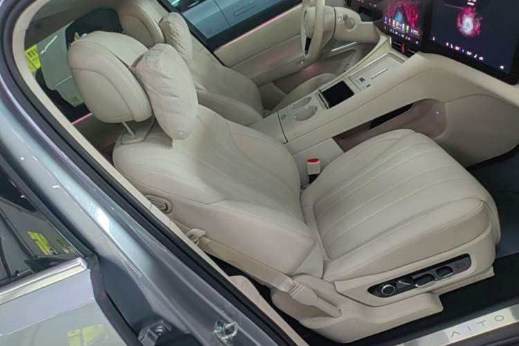 Used Hima AITO M8 2025 Extended-Range Ultra Version 53.4 kWh 6-Seater Edition Right Front Seat