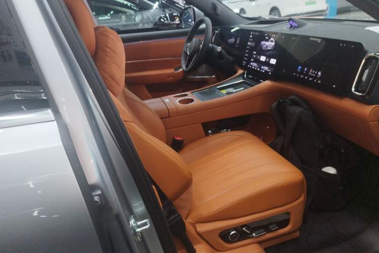 Used Hima AITO M8 2025 Extended-Range Max+ Version 53.4 kWh 5-Seater Edition Right Front Seat