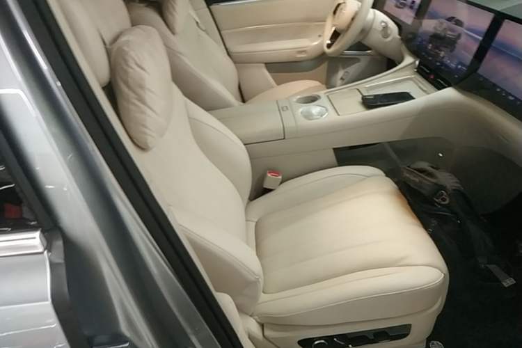 Used Hima AITO M8 2025 Extended-Range Ultra Version 53.4 kWh 6-Seater Edition Right Front Seat