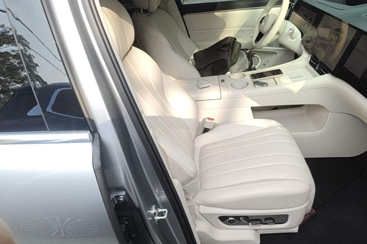 Used Hima AITO M8 2025 Extended-Range Max+ Version 53.4 kWh 6-Seater Edition Right Front Seat