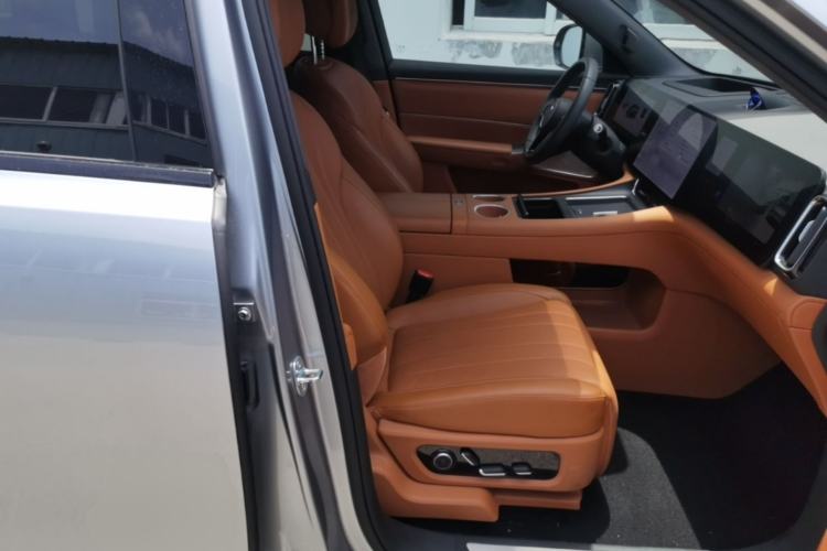 Used Hima AITO M8 2025 Extended-Range Max+ Version 53.4 kWh 5-Seater Edition Right Front Seat