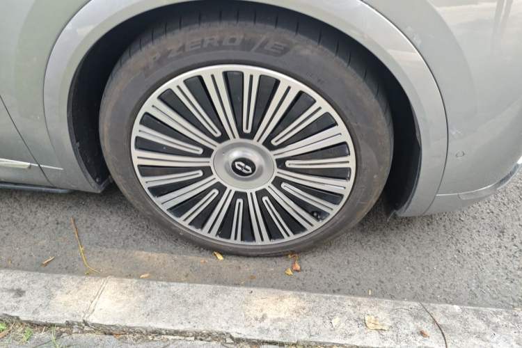 Used Hima AITO M8 2025 Extended-Range Max+ Version 53.4 kWh 6-Seater Edition Right Front Wheel Hub